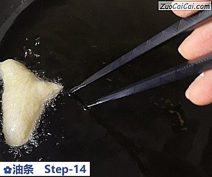 油条做法第十四步骤