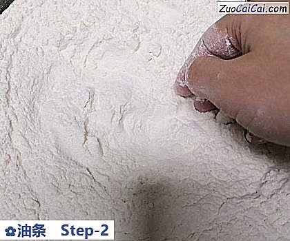 油条做法第二步骤
