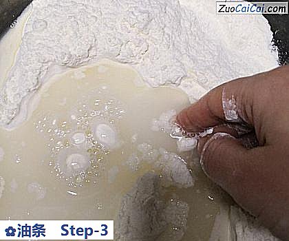 油条做法第三步骤