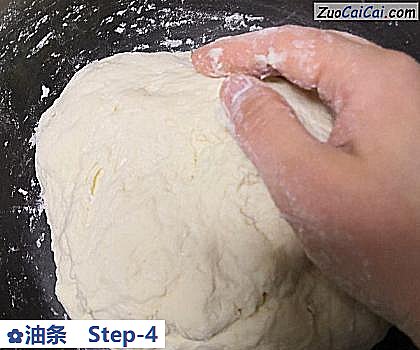 油条做法第四步骤