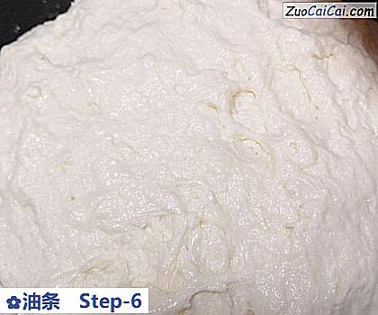 油条做法第六步骤