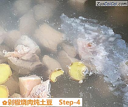 剁椒烧肉炖土豆做法第四步骤