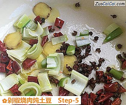 剁椒烧肉炖土豆做法第五步骤