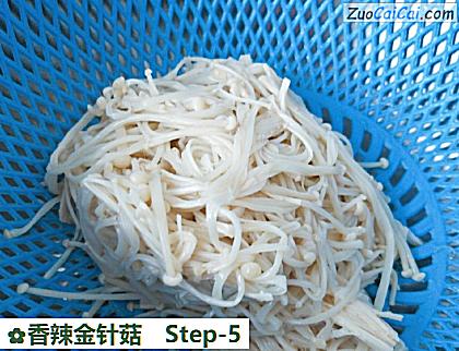 香辣金针菇做法第五步骤