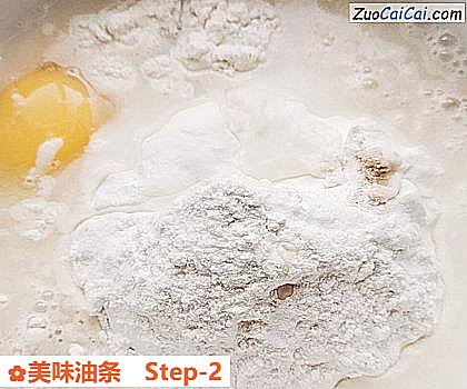 美味油条做法第二步骤