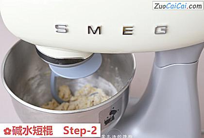 碱水短棍做法第二步骤