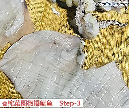 榨菜圆椒爆鱿鱼做法第三步骤