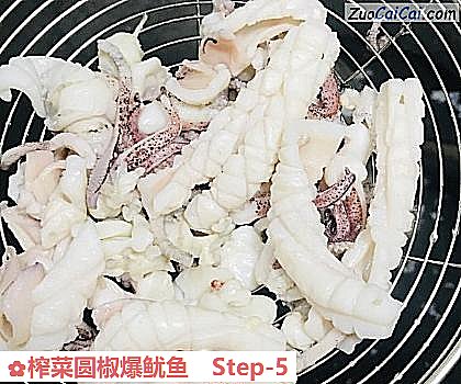 榨菜圆椒爆鱿鱼做法第五步骤