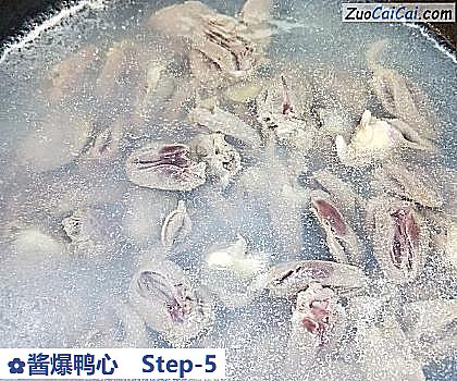 酱爆鸭心做法第五步骤