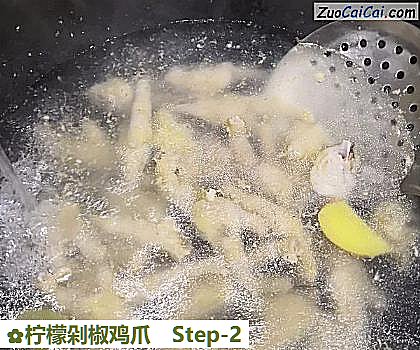 柠檬剁椒鸡爪做法第二步骤