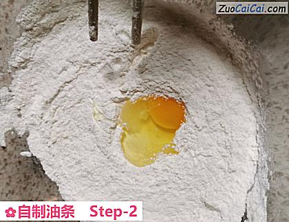 自制油条做法第二步骤