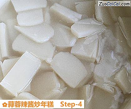 蒜蓉辣酱炒年糕做法第四步骤