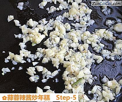 蒜蓉辣酱炒年糕做法第五步骤