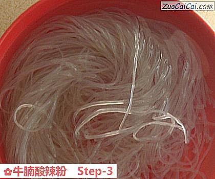 牛腩酸辣粉做法第三步骤