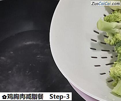 鸡胸肉减脂餐做法第三步骤