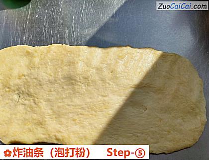 炸油条做法第五步骤