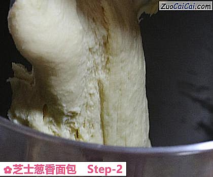 芝士葱香面包做法第二步骤