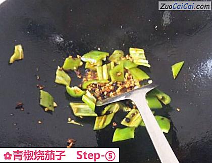 青椒烧茄子做法第五步骤