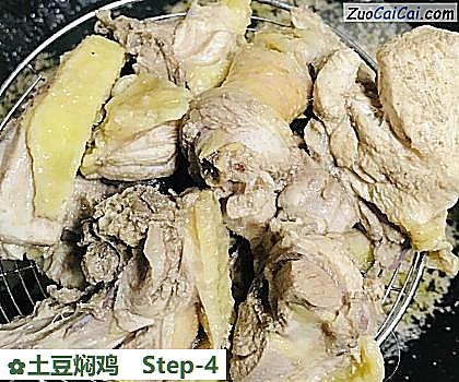 土豆焖鸡做法第四步骤