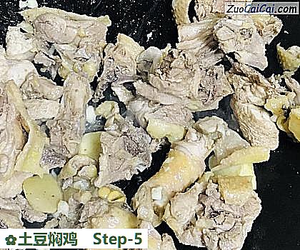 土豆焖鸡做法第五步骤