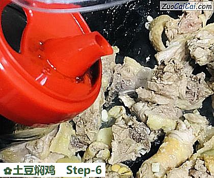 土豆焖鸡做法第六步骤