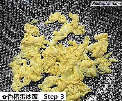 香椿蛋炒饭做法第三步骤