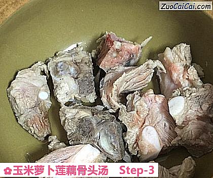 玉米萝卜莲藕骨头汤做法第三步骤