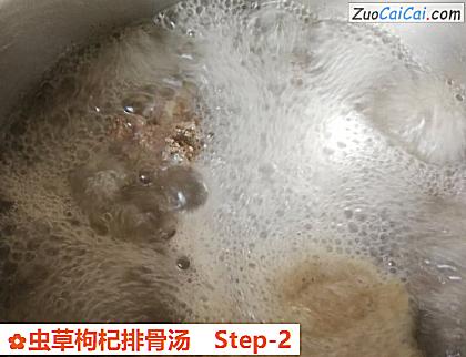 虫草枸杞排骨汤做法第二步骤