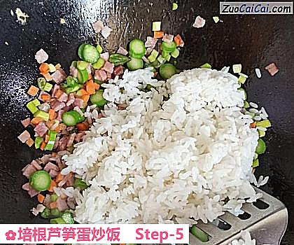 培根芦笋蛋炒饭做法第五步骤