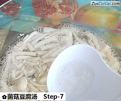 菌菇豆腐汤做法第七步骤