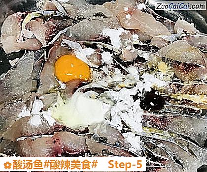 酸汤鱼做法第五步骤