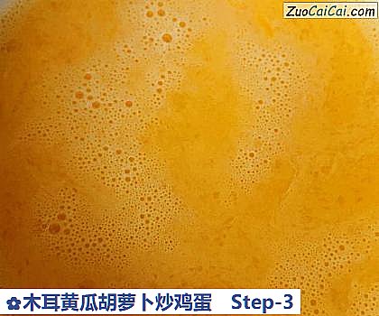 木耳黄瓜胡萝卜炒鸡蛋做法第三步骤