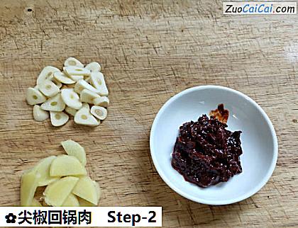 尖椒回锅肉做法第二步骤