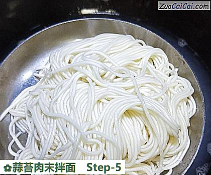 蒜苔肉末拌面做法第五步骤