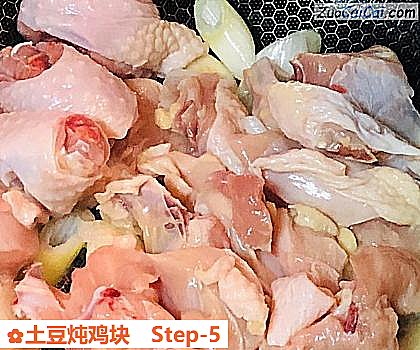 土豆炖鸡块做法第五步骤