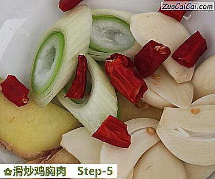 滑炒鸡胸肉做法第五步骤