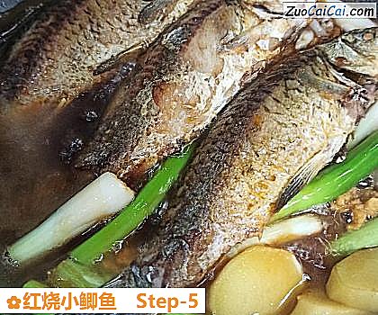 红烧小鲫鱼做法第五步骤