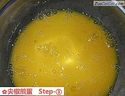 尖椒煎蛋做法第三步骤