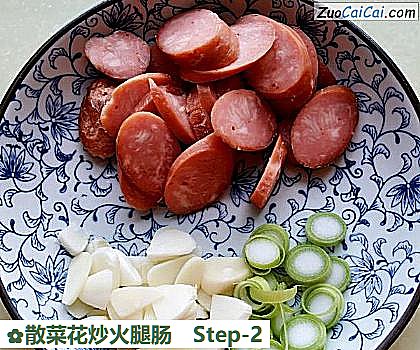 散菜花炒火腿肠做法第二步骤