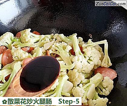 散菜花炒火腿肠做法第五步骤