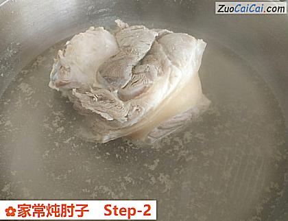 家常炖肘子做法第二步骤