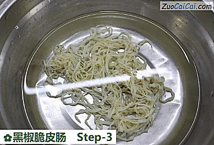 黑椒脆皮肠做法第三步骤