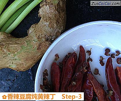 香辣豆腐炖黄辣丁做法第三步骤