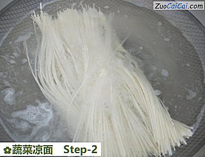 蔬菜凉面做法第二步骤
