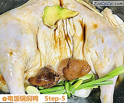 电饭锅焖鸭做法第五步骤