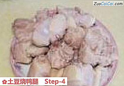 土豆烧鸭腿做法第四步骤