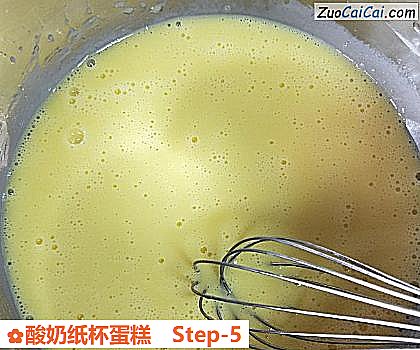 酸奶纸杯蛋糕做法第五步骤