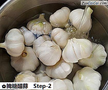 腌糖醋蒜做法第二步骤