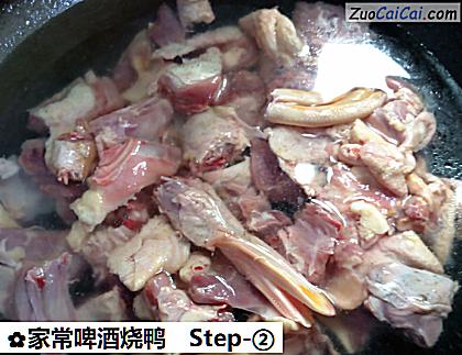 家常啤酒烧鸭做法第二步骤