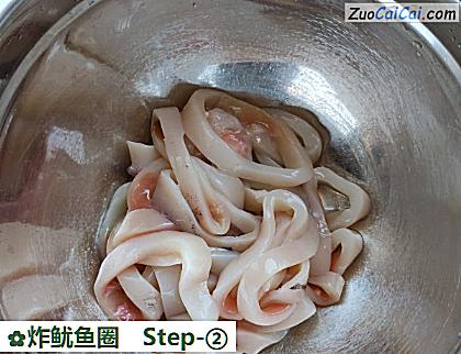 炸鱿鱼圈做法第二步骤